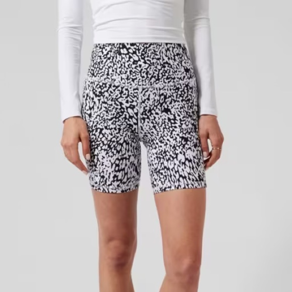 NWT Athleta Salutation Stash Pocket Shorts